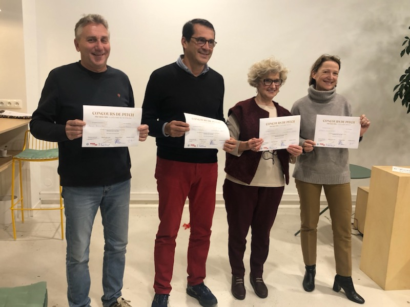 Gagnants du concours avec leurs diplômes